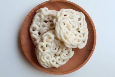 Kerupuk Mie ya da Noodles Crackers, Endonezya 'dan yemek çeşnisi. Tahta tabakta. Beyaz arka planda izole edilmiş. Düz ya da üst görünüm