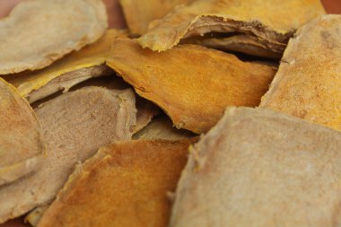 Curcuma zanthorrhiza 'nın dilimlenmiş ve kurutulmuş rhizomu, ya da temulawak, ya da Java zencefili, ya da Java zencefili, ya da Java turmeriği. Düz konum veya üst görünüm arkaplan