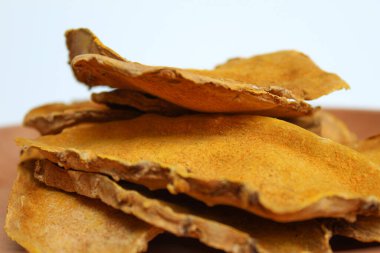 Curcuma zanthorrhiza 'nın dilimlenmiş ve kurutulmuş rhizomu, ya da temulawak, ya da Java zencefili, ya da Java zencefili, ya da Java turmeriği. Beyaz arkaplanda izole