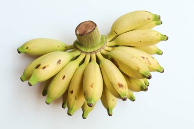 Bir tutam Lady Finger muzu, ya da bebek muzları, ya da pisang mas. Beyaz arkaplanda izole edilmiş