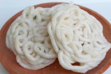 Kerupuk Mie ya da Noodles Crackers, Endonezya 'dan yemek çeşnisi. Tahta tabakta. Beyaz arkaplanda izole