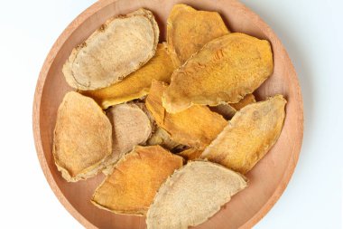 Curcuma zanthorrhiza 'nın dilimlenmiş ve kurutulmuş rhizomu, ya da temulawak, ya da Java zencefili, ya da Java zencefili, ya da Java turmeriği. Beyaz arka planda izole edilmiş. Düz ya da üst görünüm