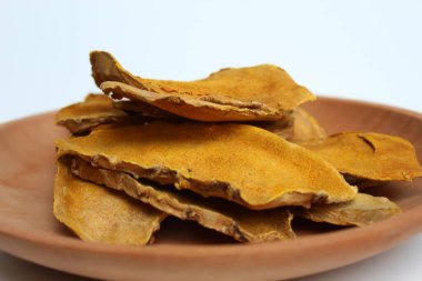 Curcuma zanthorrhiza 'nın dilimlenmiş ve kurutulmuş rhizomu, ya da temulawak, ya da Java zencefili, ya da Java zencefili, ya da Java turmeriği. Beyaz arkaplanda izole