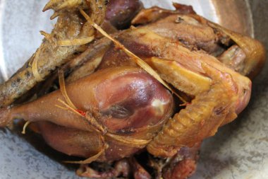 Ayam ingkung, Java, Endonezya 'dan özel bir yemek olan baharatlı tam pişmiş bir tavuk..