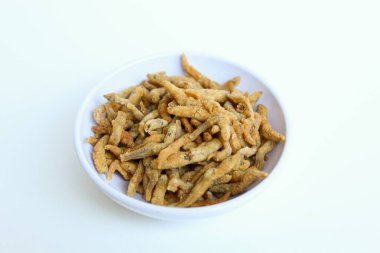 Teri çıtır çıtır, beyaz yem ya da bebek ançüez balığı ya da Endonezya 'da un ile kızartılmış teri nasi. Küçük beyaz bir kasede. Beyaz arkaplanda izole.