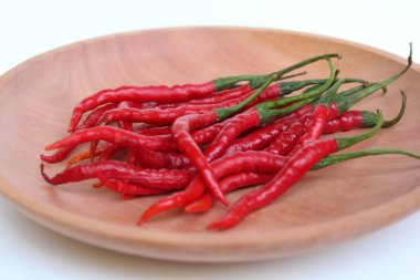 Taze kıvırcık kırmızı biber ya da ahşap bir tabakta Cabe Merah Keriting. Endonezya 'da sambal yapmak için ana bileşen