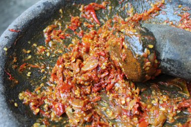 Sambal, kırmızı biber ve soğandan yapılmış, harç ve sopa ile ezilmiş bir Endonezya biber sosudur..