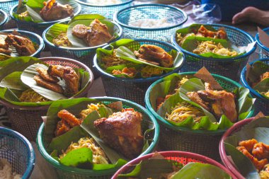 Nasi Berkat, Endonezya 'dan geleneksel gıda paketi. Cava kabilesindeki dini törenden sonra verilen yemek. Pirinç, kızarmış tavuk, haşlanmış yumurta, erişte, kızarmış tempeh ve sambal goreng..