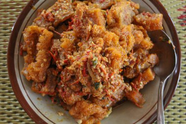 Smbal Goreng Rambak, Endonezya 'dan gelen geleneksel yemek, inek ve biberin yumuşak iç derisinden yapılır. Düz ya da üst görünüm
