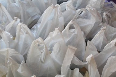 Beyaz plastik torba dağıtılacak yiyecek paketi içeriyor. Düz ya da üst görünüm