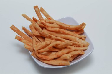 Beyaz arka planda izole edilmiş beyaz bir kasede peynir çubuğu atıştırmalıkları.