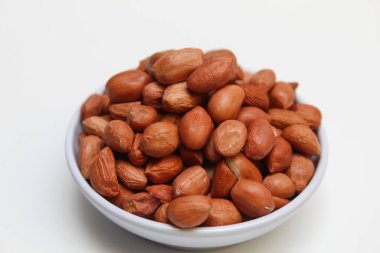 Yer fıstığı, yer fıstığı, yer fıstığı ya da maymun fıstığı. İnce kırmızı derili soyulmuş fıstık. Beyaz arkaplanda izole