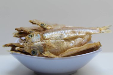 Gereh ya da ikan asin, tuzlama yöntemiyle korunan bir balıktır. Endonezya 'dan yerel yiyecekler. Kızartmadan önce balık. Beyaz arkaplanda izole