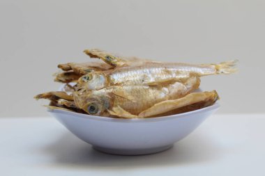 Gereh ya da ikan asin, tuzlama yöntemiyle korunan bir balıktır. Endonezya 'dan yerel yiyecekler. Kızartmadan önce balık. Beyaz arkaplanda izole