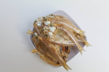 Gereh ya da ikan asin, tuzlama yöntemiyle korunan bir balıktır. Endonezya 'dan yerel yiyecekler. Kızartmadan önce balık. Beyaz arka planda izole edilmiş. Düz ya da üst görünüm