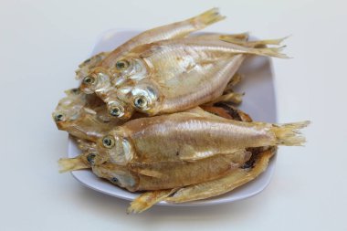 Gereh ya da ikan asin, tuzlama yöntemiyle korunan bir balıktır. Endonezya 'dan yerel yiyecekler. Kızartmadan önce balık. Beyaz arkaplanda izole