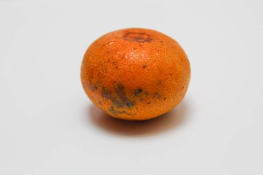 Bir Citrus reticulata ya da mandalina portakalı, beyaz arka planda izole edilmiş.