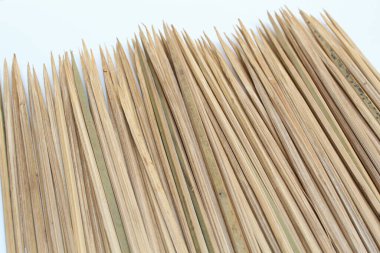 Beyaz arka planda bambu şiş yığını