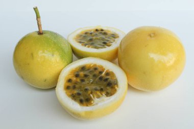 Sarı tutku meyvesi, beyaz arka planda izole.