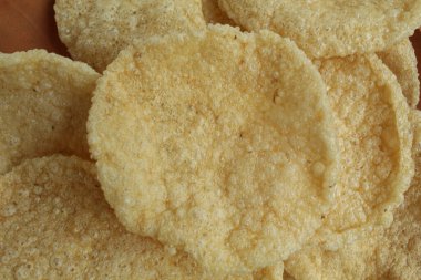 Kerupuk Nasi, Kerupuk Gendar veya Rice Crackers. Endonezya 'dan yemek. Yuvarlak şekilli. Tahta bir tabakta, beyaz arka planda. Düz ya da üst görünüm