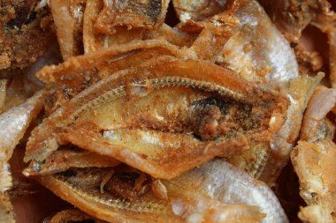 Kızarmış gereh ya da ikan asin, ya da Endonezya 'daki tuzlama metoduyla korunmuş balık. Tahta bir tabakta. Düz ya da üst görünüm