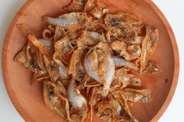 Kızarmış gereh ya da ikan asin, ya da Endonezya 'daki tuzlama metoduyla korunmuş balık. Tahta bir tabakta. Düz ya da üst görünüm