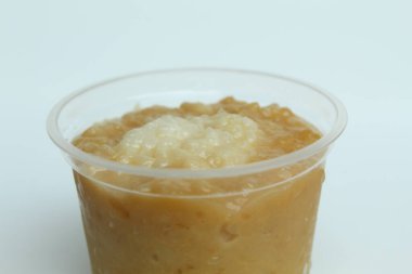Bubur merah putih, Java, Endonezya 'dan geleneksel tatlı lapa. Plastik bardakta. Beyaz arkaplanda izole