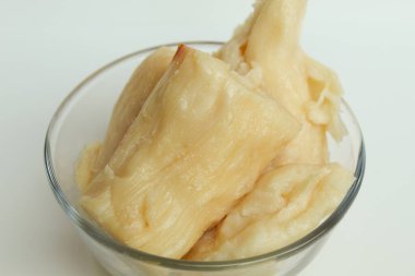 Tapai mayalı manyok fermantasyonudur. Endonezya yemeği. Beyaz arkaplanda izole