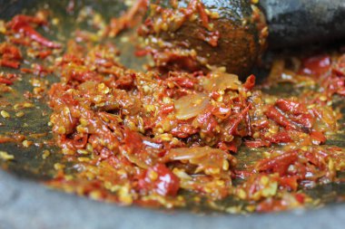 Sambal, kırmızı biber ve soğandan yapılmış, harç ve sopa ile ezilmiş bir Endonezya biber sosudur..