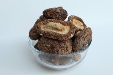 Kurutulmuş çeltik samanı mantarı, saman mantarı ya da şeffaf kasede Volvariella volvacea. Beyaz arkaplanda izole