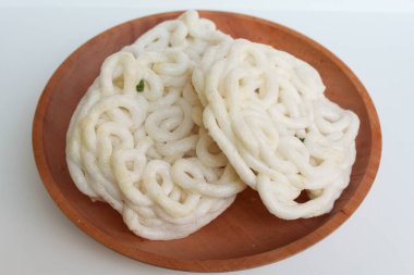 Kerupuk Mie ya da Noodles Crackers, Endonezya 'dan yemek çeşnisi. Tahta tabakta. Beyaz arkaplanda izole