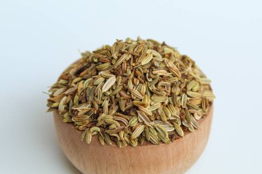 Kurutulmuş Aniseed, ya da Pimpinella Anisum tohumu, ya da Adas Manis, tahta kasenin içinde. Siyah arkaplanda izole