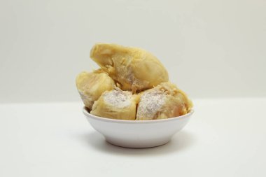 Beyaz arka planda izole edilmiş Durian meyve eti.