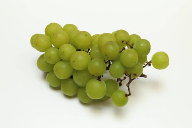 Bir grup yeşil üzüm, beyaz arka planda izole edilmiş.