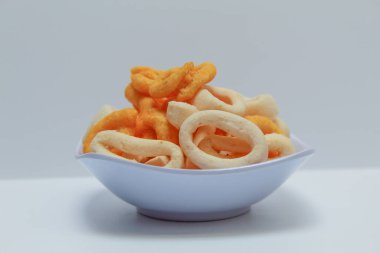 Lanting, Endonezya 'dan geleneksel aperatif. Kızarmış kaju hamurundan yapılmış. Beyaz arkaplanda izole.