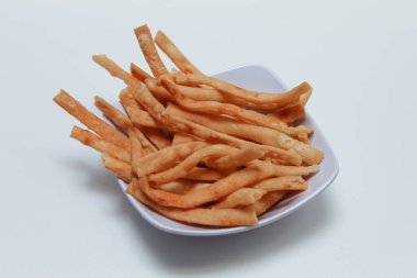 Beyaz arka planda izole edilmiş beyaz bir kasede peynir çubuğu atıştırmalıkları.