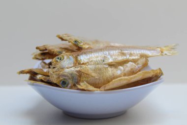 Gereh ya da ikan asin, tuzlama yöntemiyle korunan bir balıktır. Endonezya 'dan yerel yiyecekler. Kızartmadan önce balık. Beyaz arkaplanda izole