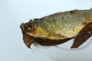 Bandeng Presto, balık kemiğini yumuşatmak için yüksek basınçlı fırınla pişirilmiş süt balığıdır. Juwana ve Semarang, Endonezya 'dan imzalı tabak. beyaz arkaplanda izole