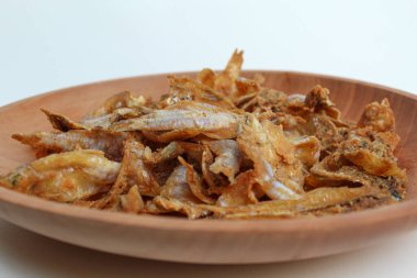 Kızarmış gereh ya da ikan asin, ya da Endonezya 'daki tuzlama metoduyla korunmuş balık. Tahta bir tabakta