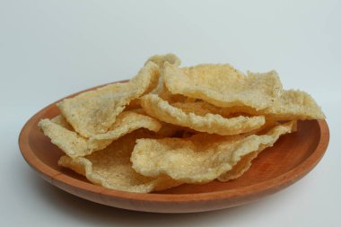 Kerupuk Nasi, Kerupuk Gendar veya Rice Crackers. Endonezya 'dan yemek. Yuvarlak şekilli. Tahta bir tabakta, beyaz arka planda.