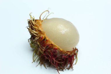 Rambutan ya da Nephelyum Lappaceum meyvesi ya da Kıllı Lychee, beyaz arka planda izole edilmiş.