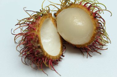 Soyulmuş rambutan ya da Nephelyum Lappaceum meyvesi ya da Kıllı Lychee, beyaz arka planda izole edilmiş.