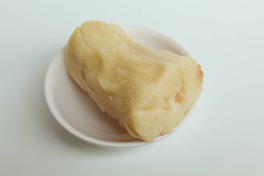 Tapai mayalı manyok fermantasyonudur. Endonezya yemeği. Beyaz arkaplanda izole