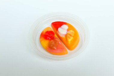 Pizza şeklinde jelibon. Beyaz arkaplanda izole