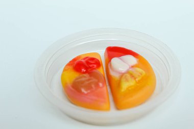 Pizza şeklinde jelibon. Beyaz arkaplanda izole