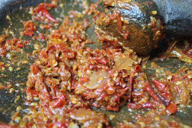 Sambal, kırmızı biber ve soğandan yapılmış, harç ve sopa ile ezilmiş bir Endonezya biber sosudur..