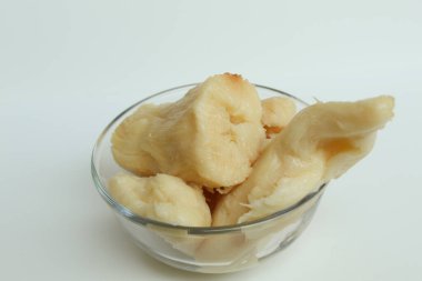 Tapai mayalı manyok fermantasyonudur. Endonezya yemeği. Beyaz arkaplanda izole