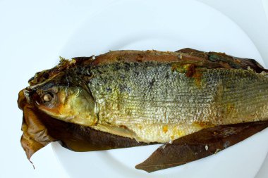 Bandeng Presto, balık kemiğini yumuşatmak için yüksek basınçlı fırınla pişirilmiş süt balığıdır. Juwana ve Semarang, Endonezya 'dan imzalı tabak. Beyaz arka planda izole edilmiş. Düz ya da üst görünüm