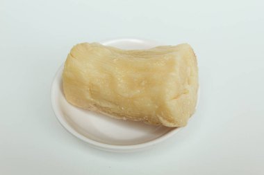 Tapai mayalı manyok fermantasyonudur. Endonezya yemeği. Beyaz arkaplanda izole