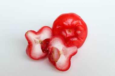 Syzygium aqueum 'un küçük ve kırmızı renkli meyveleri. Ayrıca su kirazı, sulu gül elması, su elması, çan meyvesi, jambu havası ya da jamur dansı olarak da bilinir.